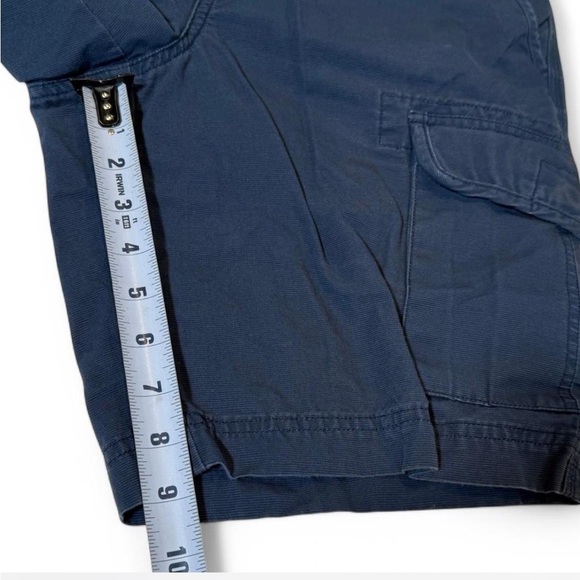 Men's Blue Textured Cargo Shorts. 32” - Picture 5 of 6